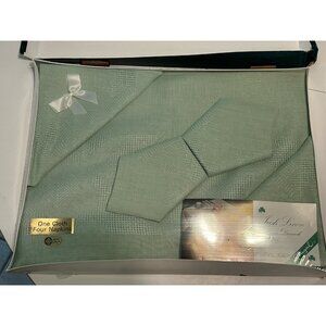 NEW Fingal Irish Linen 4 Napkins 1 Table Cloth Set mistletoe Green Ireland